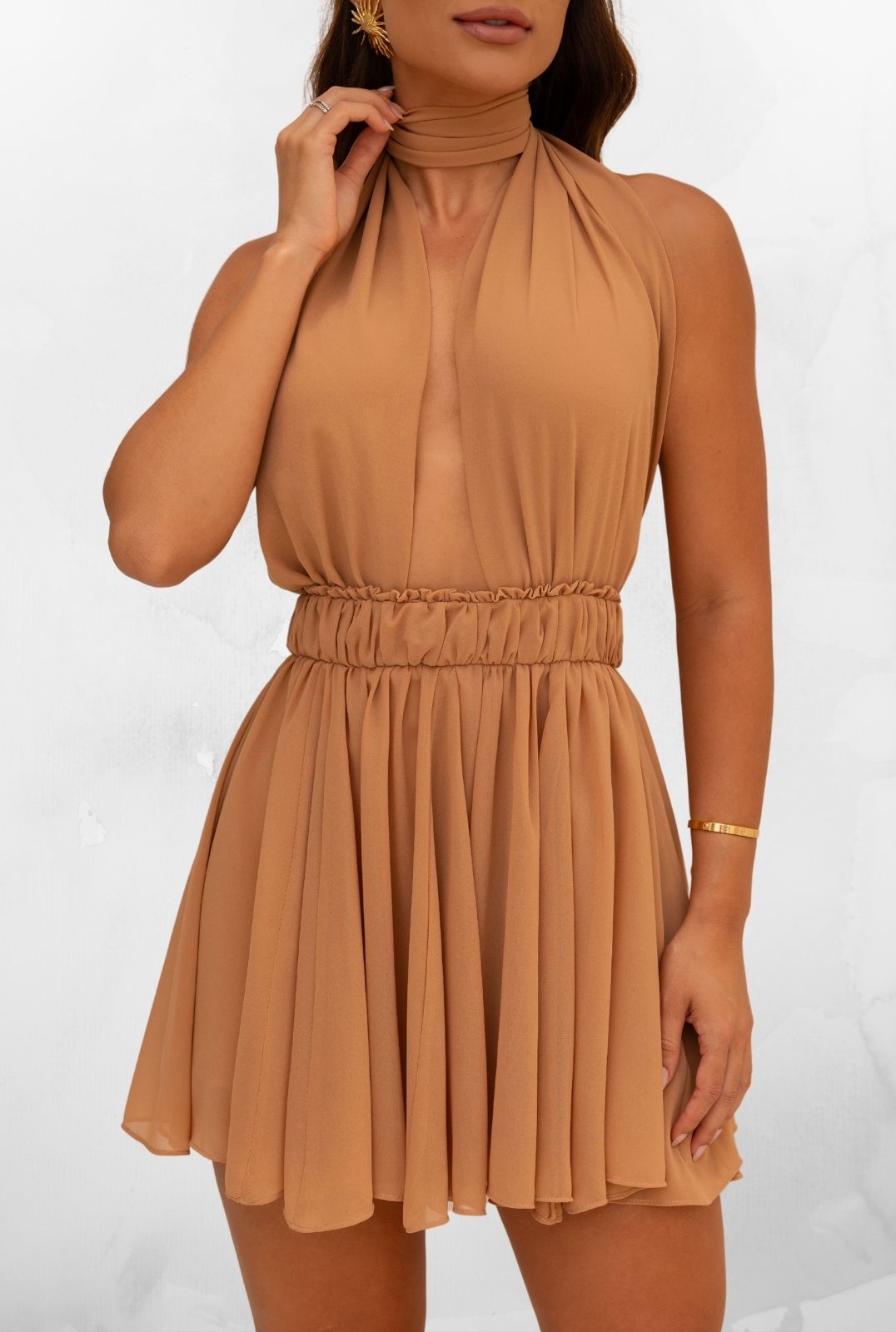 Vestido Macaquinho Frente Única Belle Mocha Mousse